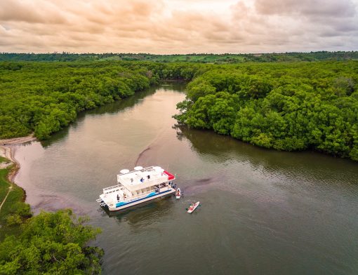 Catamarã no Rio Abiaí