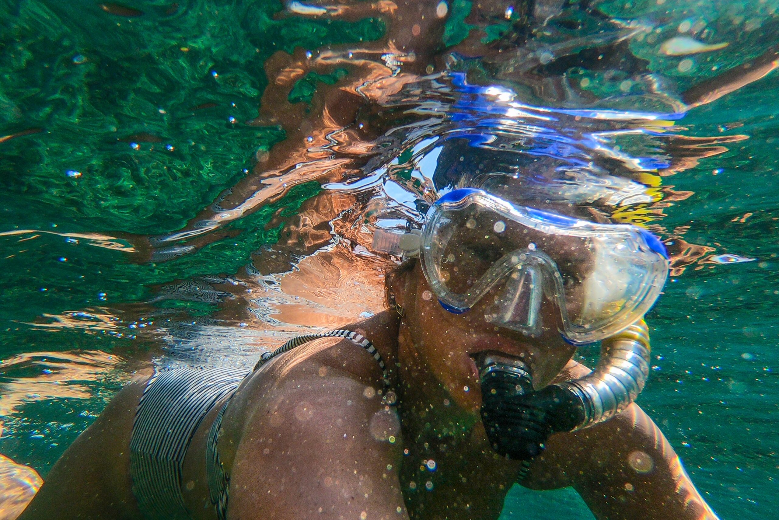 Pessoa realizando um mergulho de snorkel