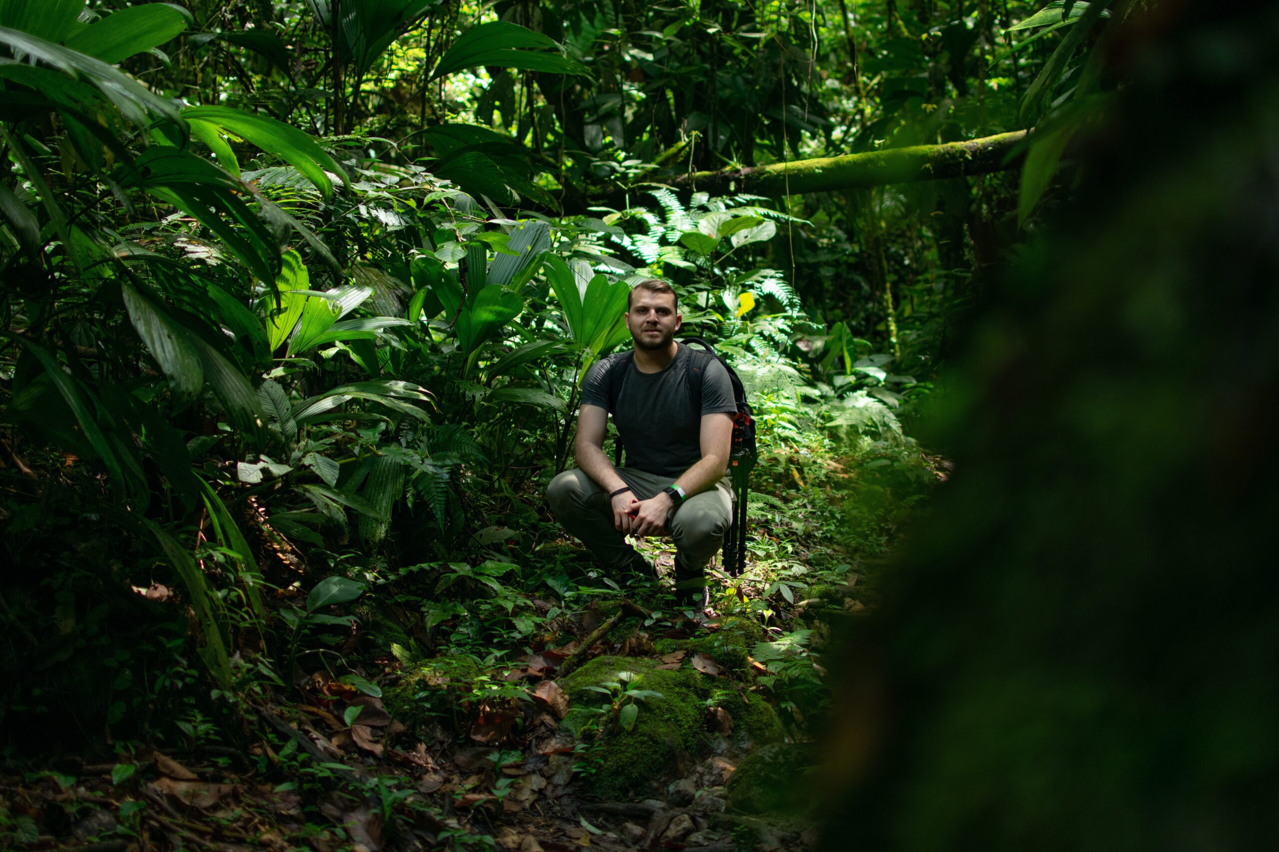 Pessoa viajando através de uma agência de ecoturismo